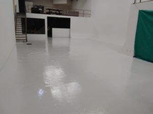 Pisos de concreto renovados con pintura epóxica resistente y duradera