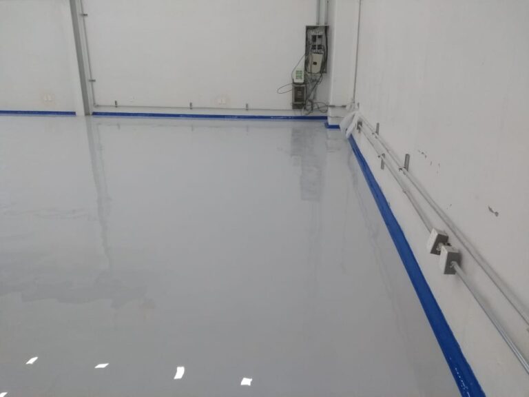 Aplicación de Resina Epóxica Epoxy Master Humedad en pisos industriales