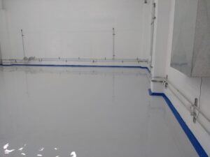Pisos epóxicos industriales de alta resistencia en taller mecánico