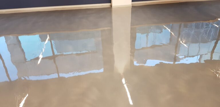 Piso terminado con revestimiento epóxico brillante en Los Cabos