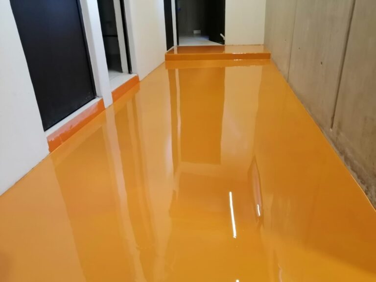 Aplicación profesional de pintura epóxica para casas en EpoxyMasterCabos