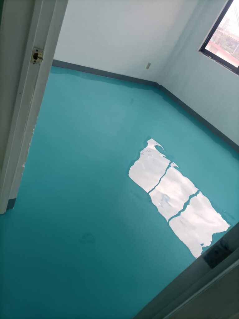 Aplicación profesional de pintura de resina epóxica en piso brillante