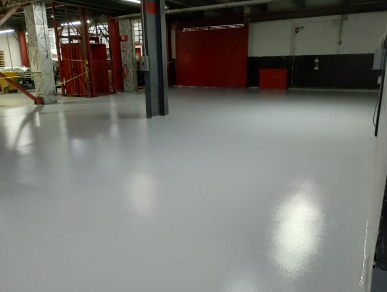 Aplicación de pinturas epóxicas para pisos de concreto en entorno industrial