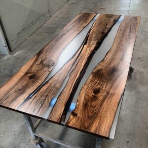 Mesa artesanal con recubrimiento de resina epóxica para madera